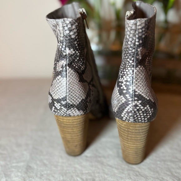 Carlos by Carlos Santana Women's Tibbie Heeled Ankle Bootie Snake Skin Size 6.5M - Picture 7 of 10